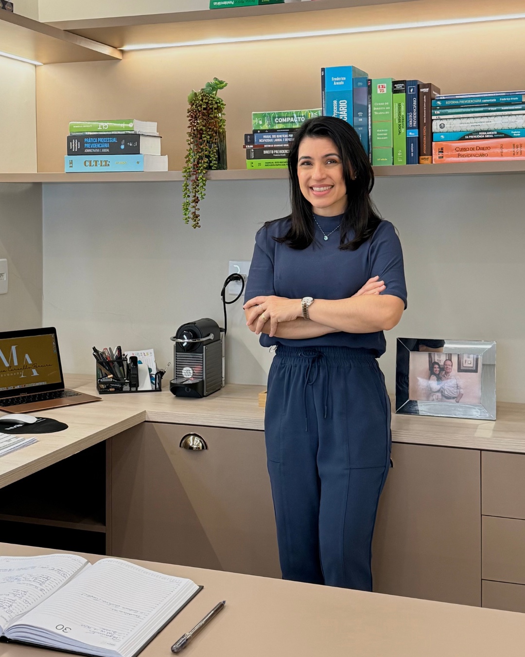 Dra. Marcia Carvalho Pereira sorrindo em seu escritório de advocacia previdenciária em Vilhena-RO
